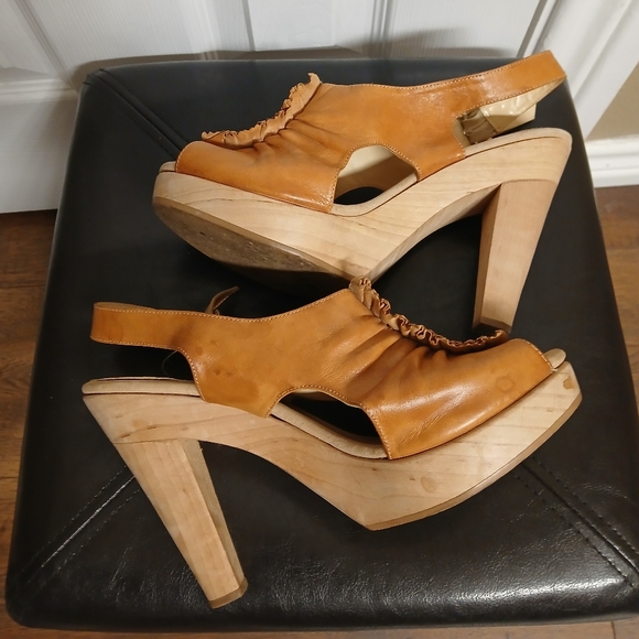 LOEFFLER RANDALL Stylish Tan Women\'s Heeled Sandals - SIZE 9B
